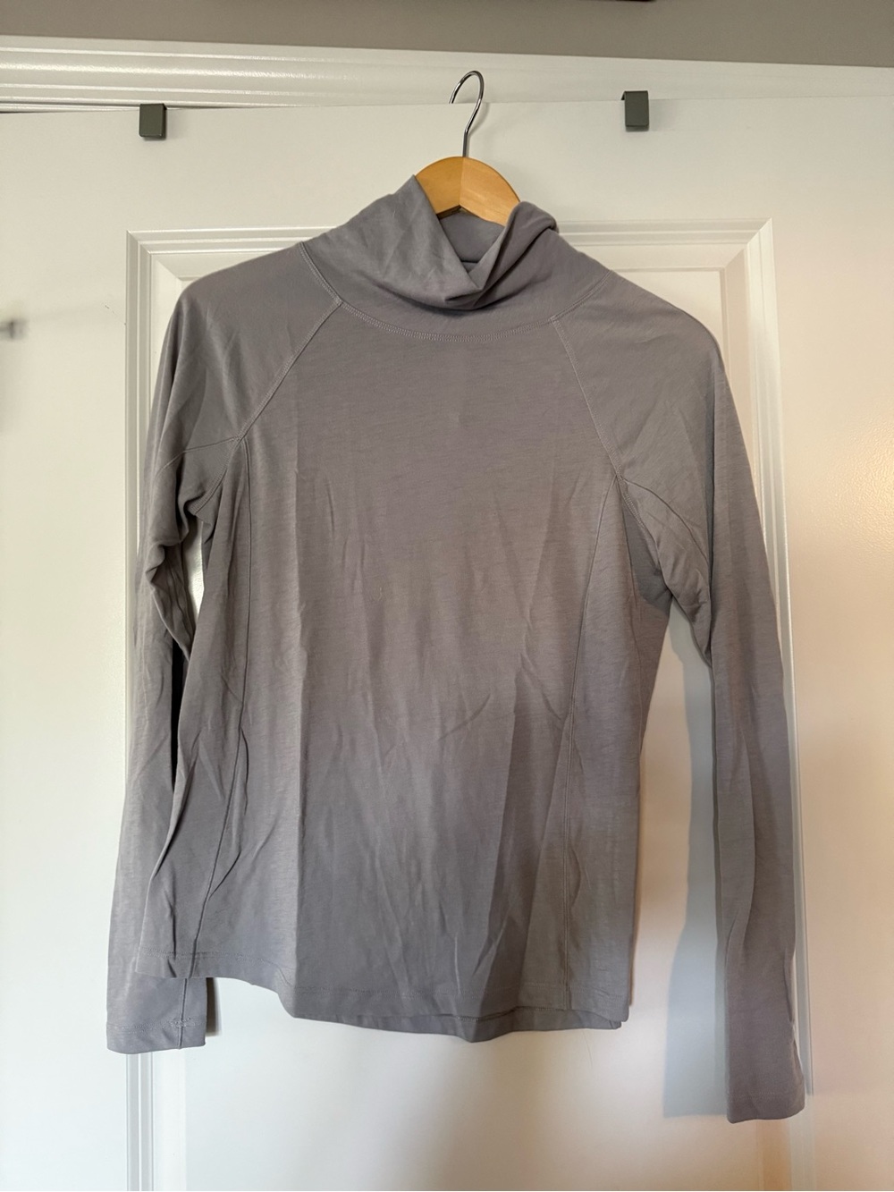 lululemon athletica Men's Light Gray Turtleneck Long-Sleeve Top